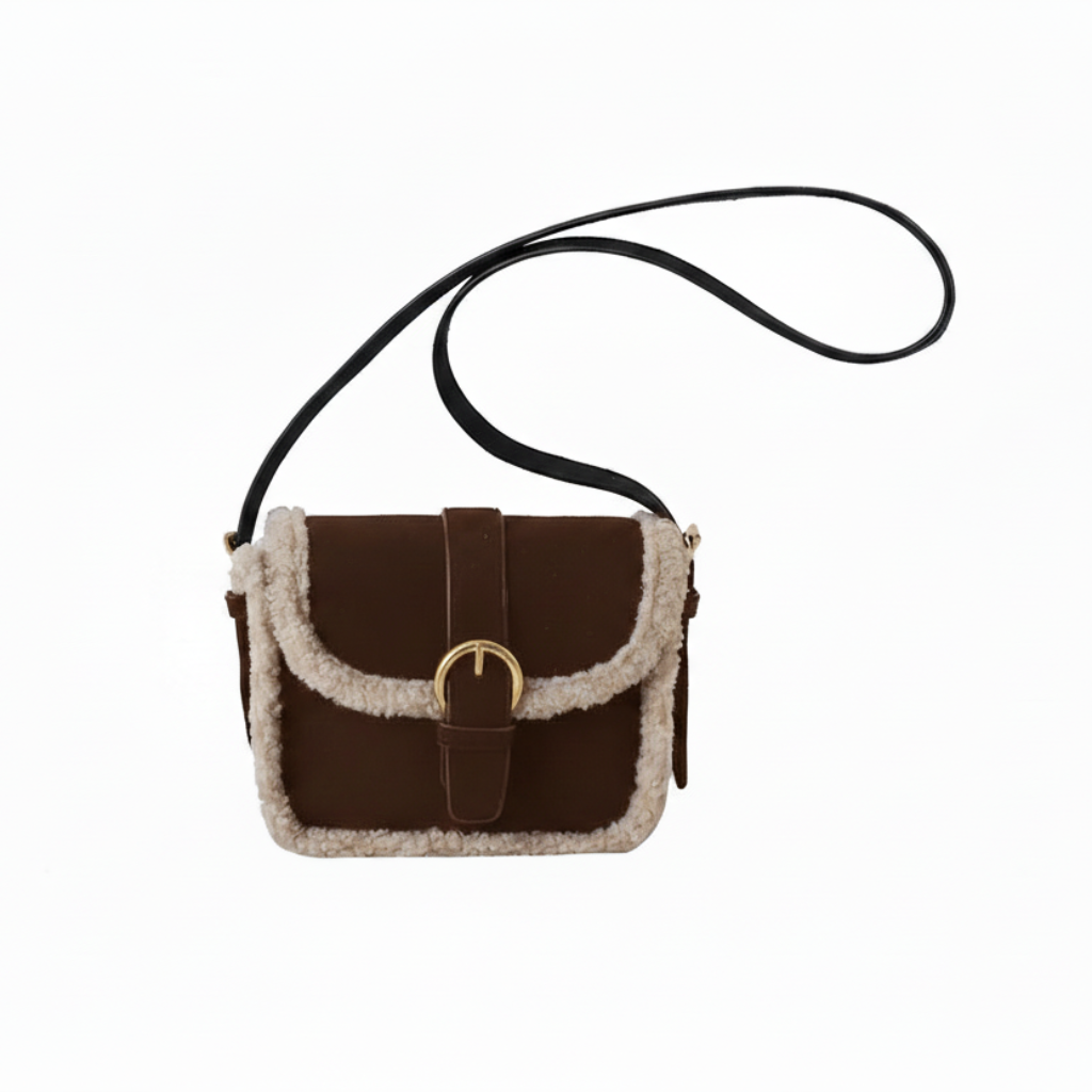 Коричневая сумка на белом фоне